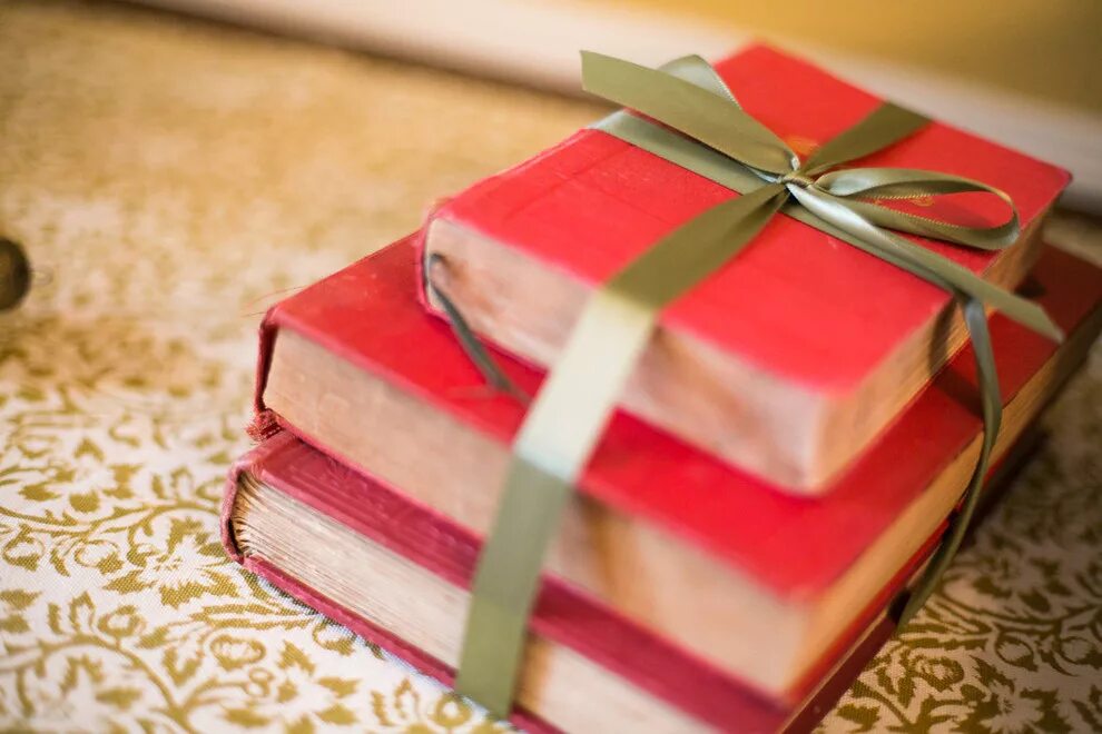 Подарить книгу на новый год. Книга в подарок. Полдарк книга. Стопка книг в подарок. Книжка в подарок.
