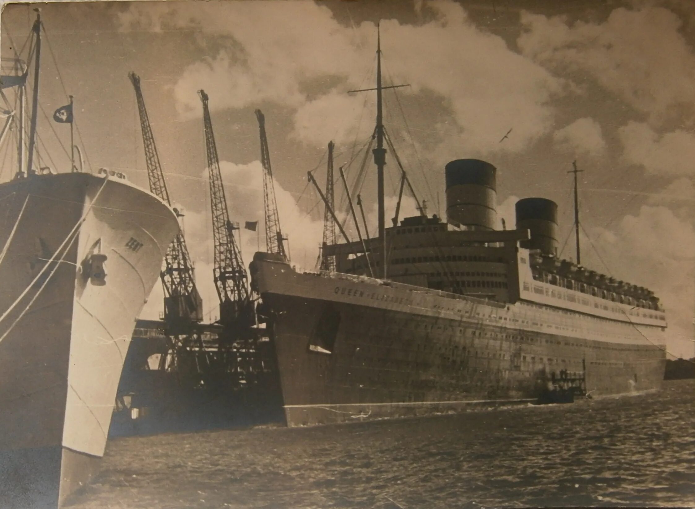 Пароход италия. Куин Элизабет корабль в 1940 лайнер. Военный пароход. Английские военные пароходы.