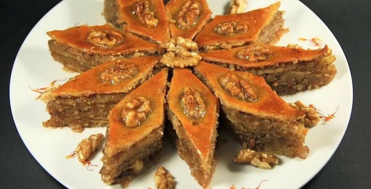 Гянджинская пахлава азербайджанская кухня. Гянджинская пахлава. Пахлава бакинская с грецким орехом. Пахлава азербайджанская бакинская. Пахлава «palmira» с грецким орехом.