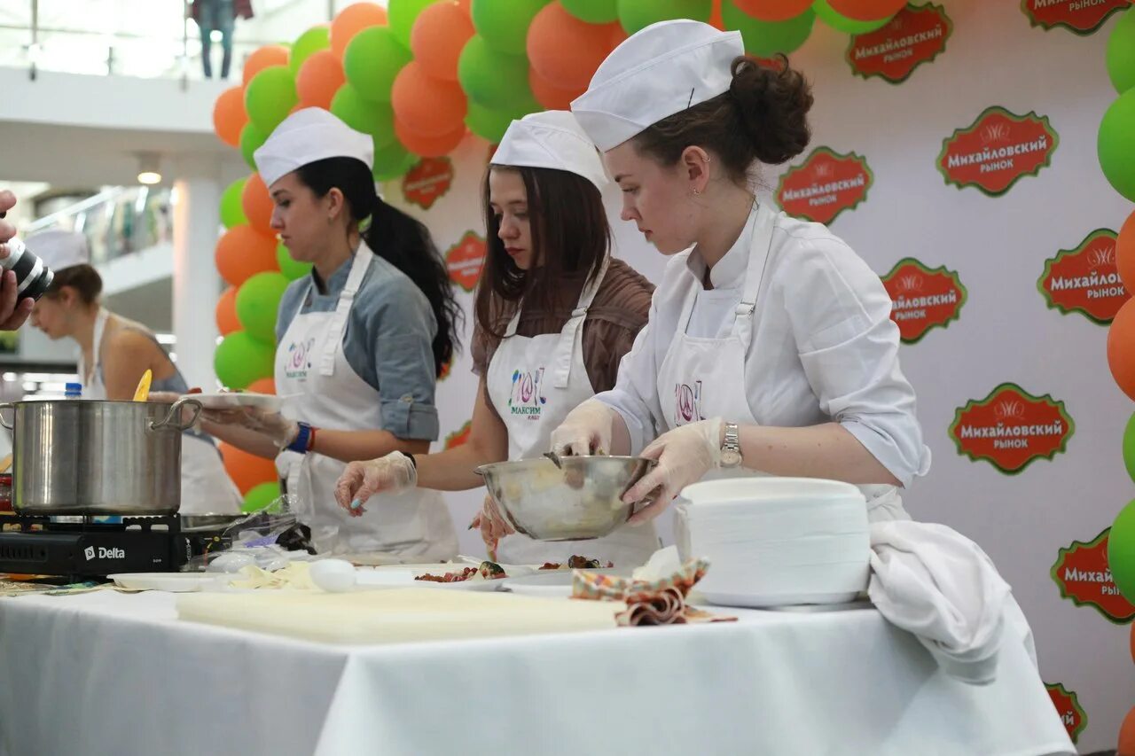 повара в школьных столовых. шеф повар тюмень. лучшие шеф повара тюмени. леонид жарков шеф-повар. повар в столовой школы.