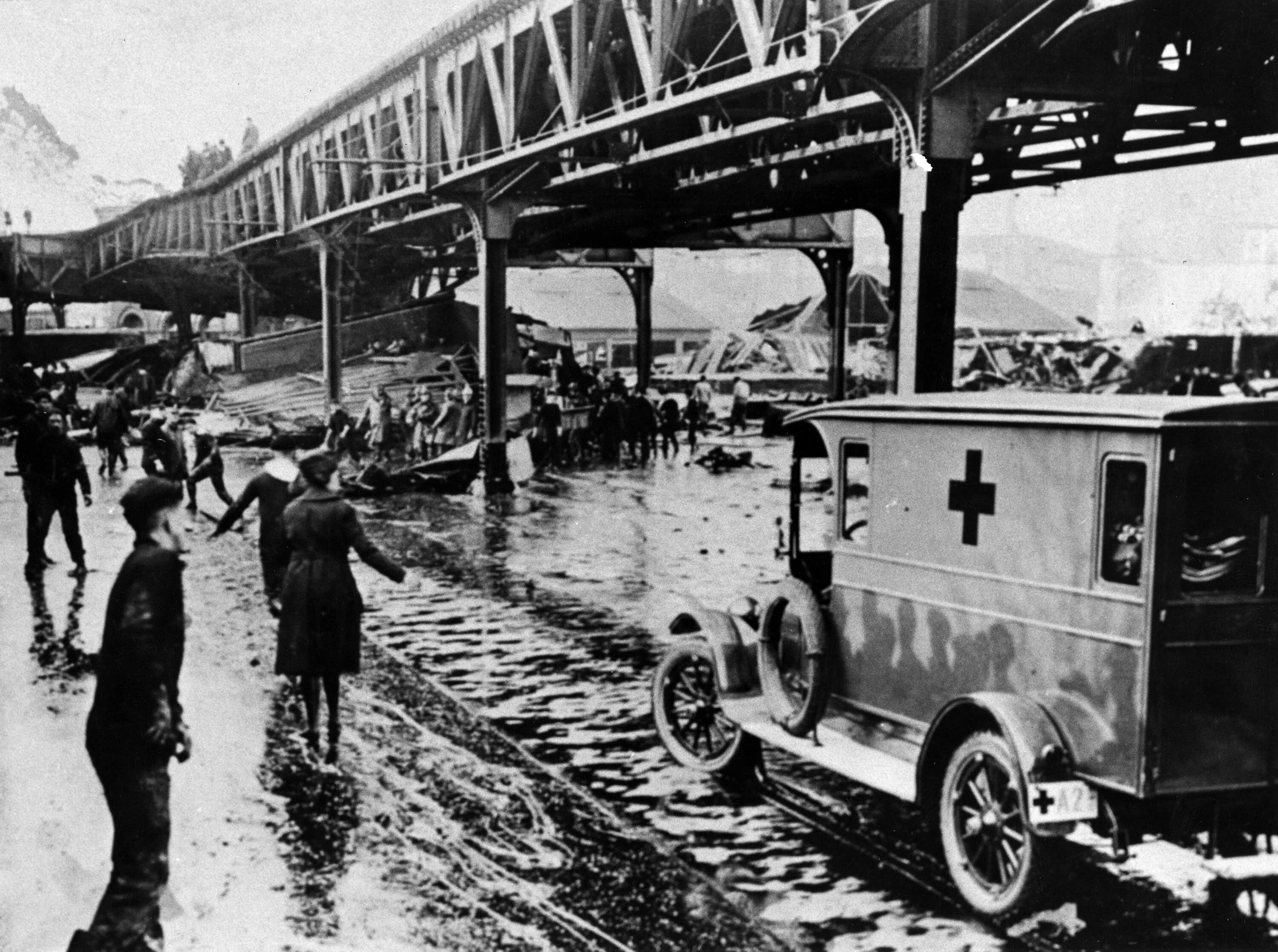 Разлилась патока. 2. Затопление бостона патокой в 1919. Разлилась патока. Затоплении бостона патокой 1919 года.