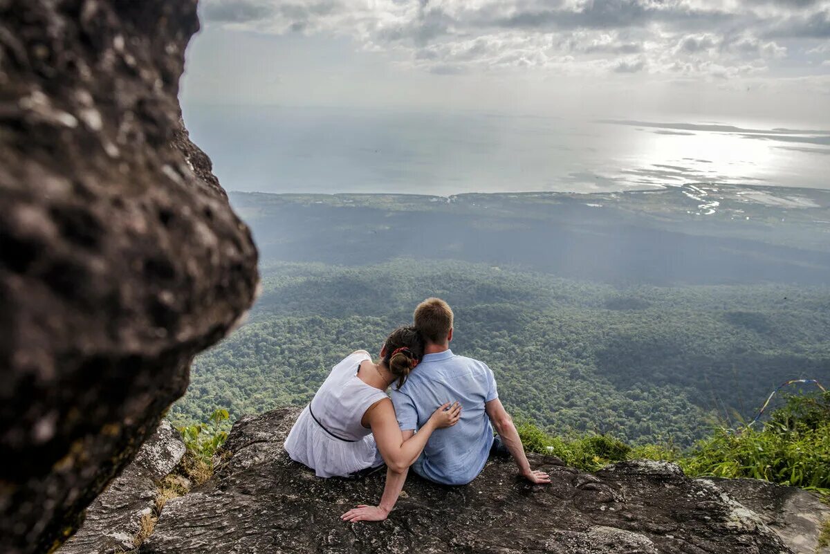 Любоваться заходить. Человек на скале. Девушка на закате. Жизненная дорога. Солнце светит в окно.