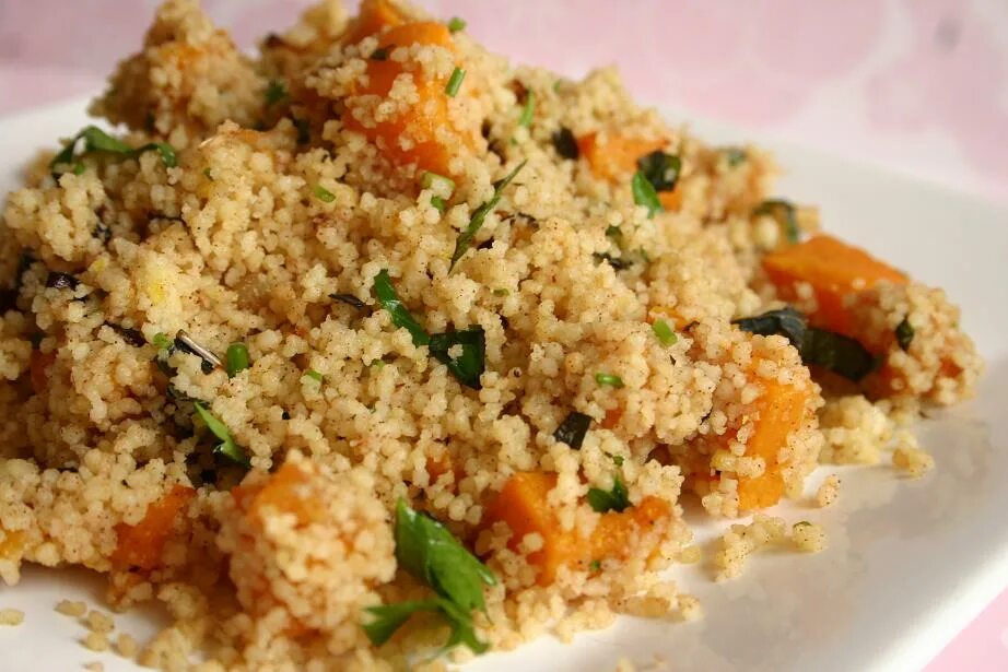 Кус кус сделать из манной крупы. Кус кус с тушенкой. мясо с кускусом. кускус с мясом. арабская каша.