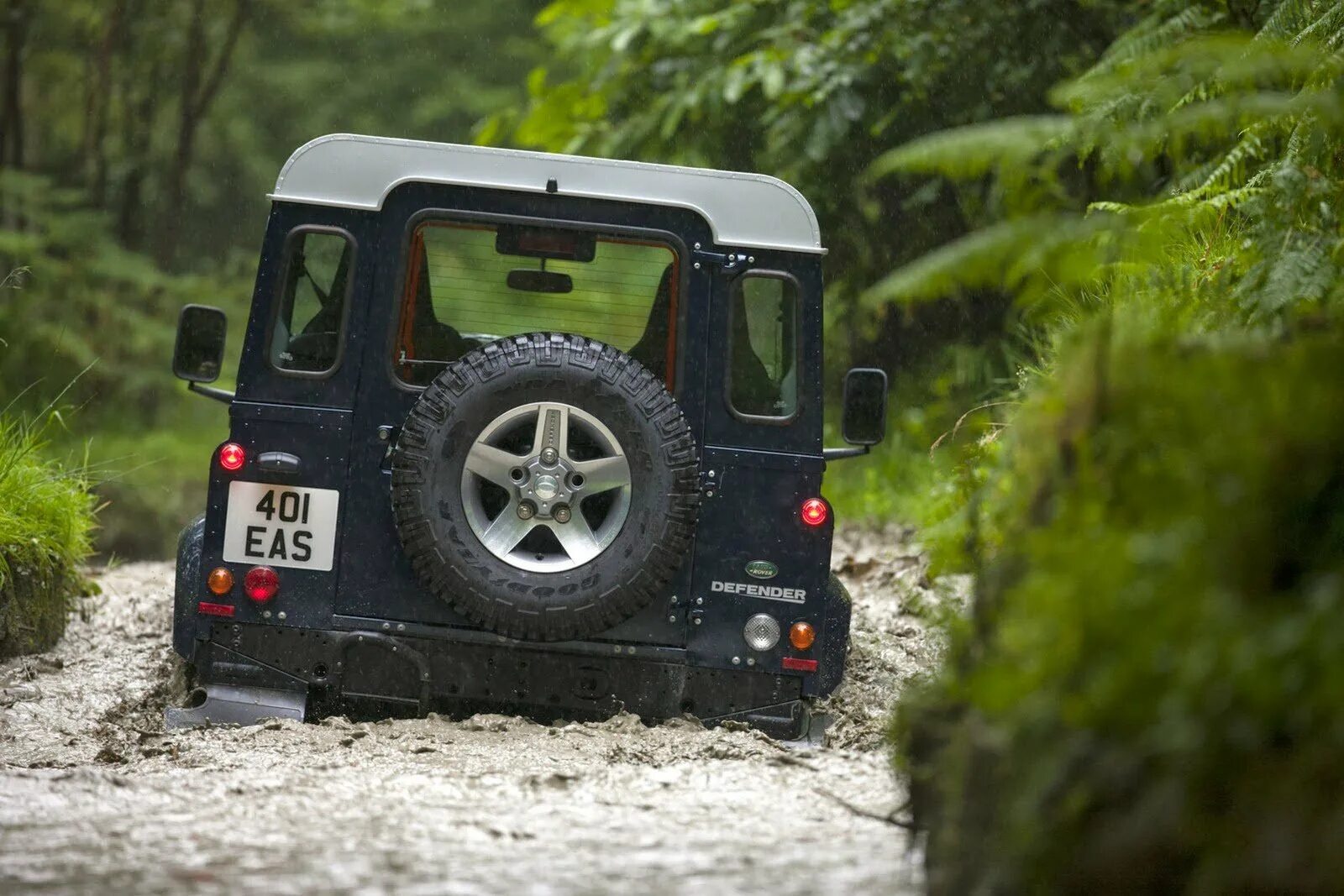 Defender com. Ленд Ровер Дефендер 2013. Дефендер 90. Land Rover Defender 110 Adventure. Defender 90 2015.