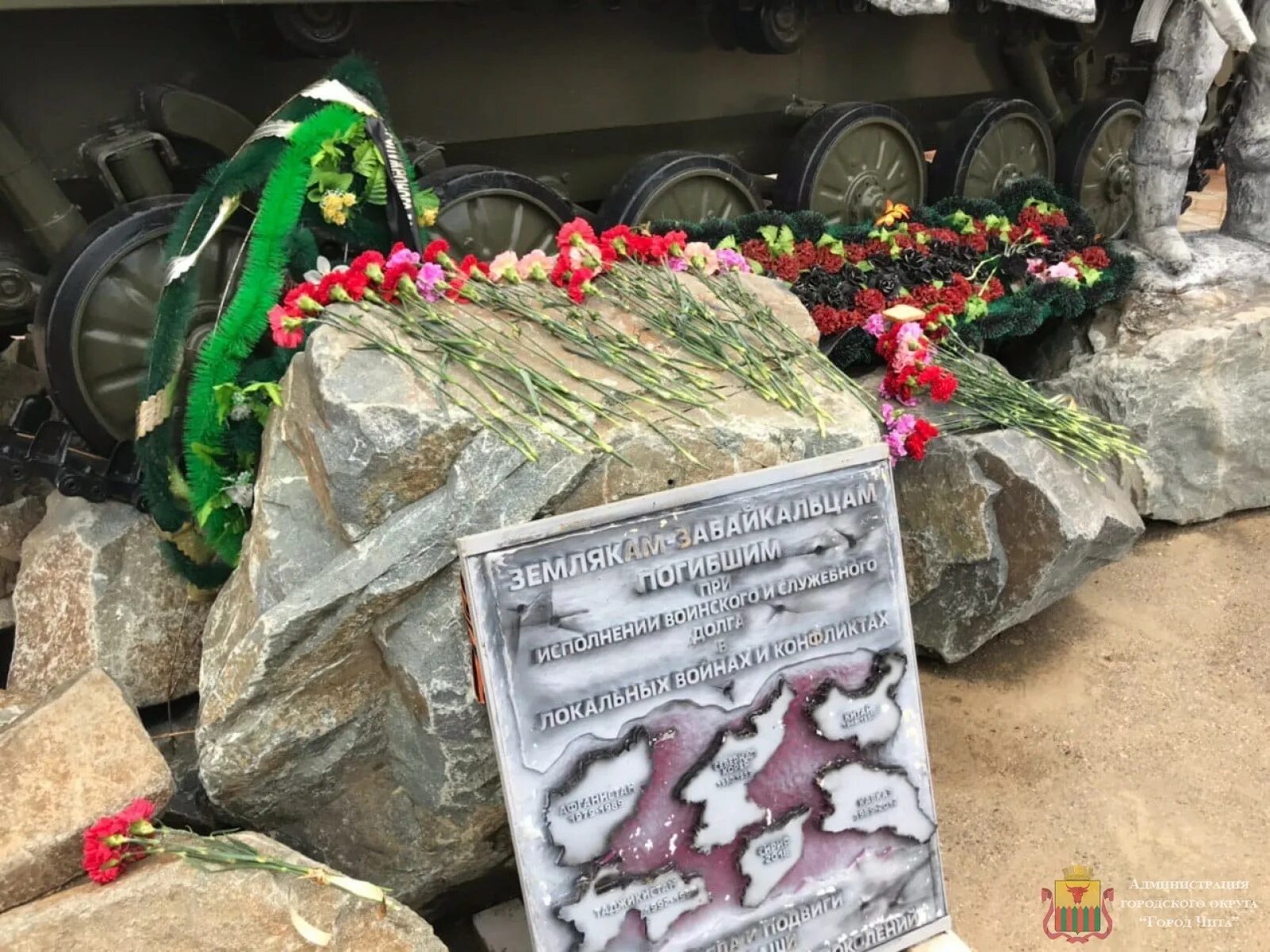 Афганистан память погибшим. Памяти Чеченской и афганской войны. Возложение цветов к памятнику погибшим ребенок. День памяти и скорби ветераны.