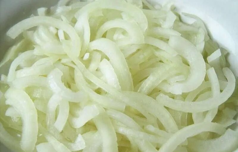 Шашлык с луком. Маринованный лук к шашлыку. Лук репчатый маринованный. Репчатый лук маринованный в уксусе. Маринованный лук.