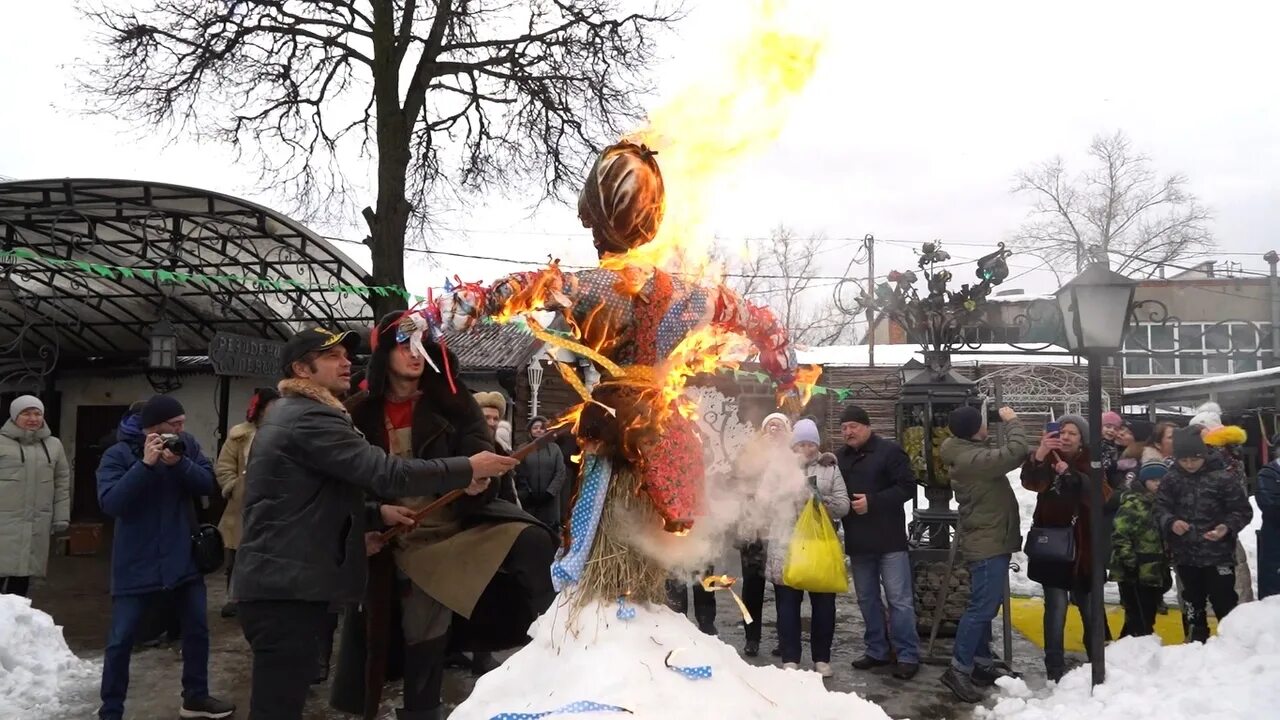 Сжигание чучела масленицы 2024 тула. Измайловский парк сожжение Масленицы. Чучело на Масленицу. Что сжигают на Масленицу. Сжигание чучела Масленицы.