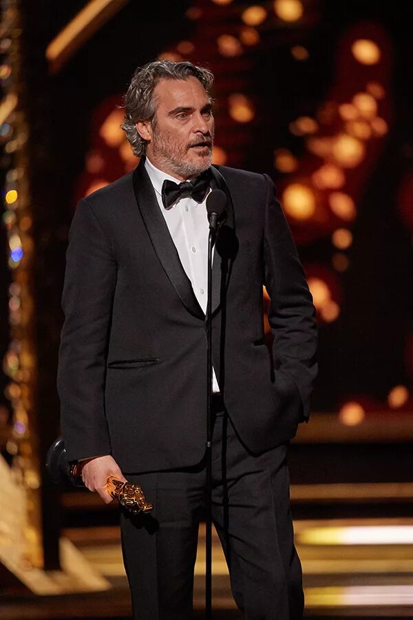 зак эфрон 2023 оскар. рост оскара. брэд питт на красной дорожке. рост оскара. Sam rockwell 2018.