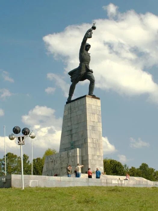 Памятник в яхроме. Перемиловская высота в Яхроме. Дмитров мемориал Перемиловская высота. Памятник Яхрома Перемилово. Памятник в Яхроме на Перемиловской высоте.