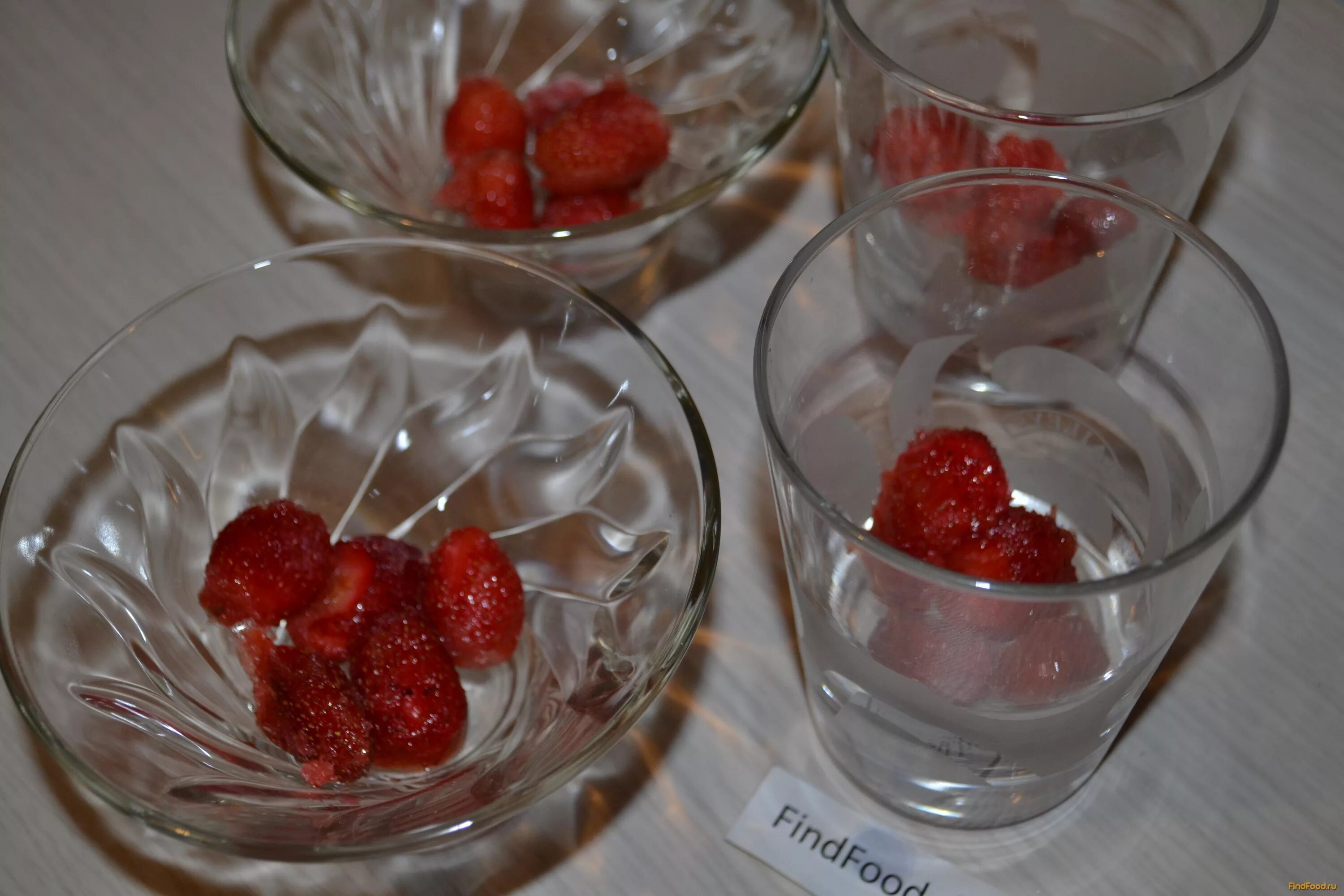 желатин с замороженными ягодами рецепт. десерт из желе с фруктами. десерт из желатина ягод. желатин с замороженными ягодами рецепт. десерт с желатином.