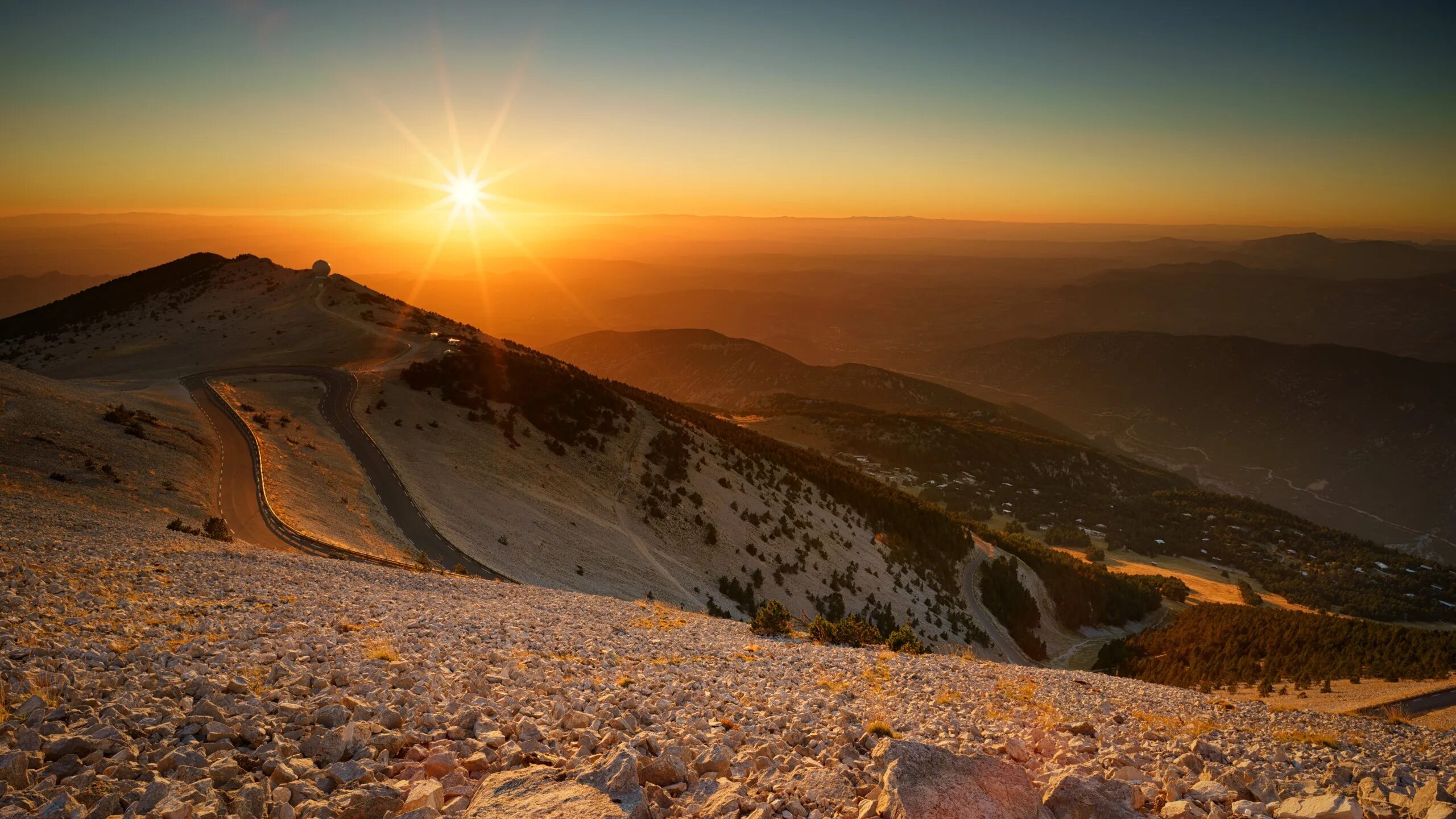 Прощайте горы и долины. Закат в горах. Холм. Mountain Road Sunset Stones.