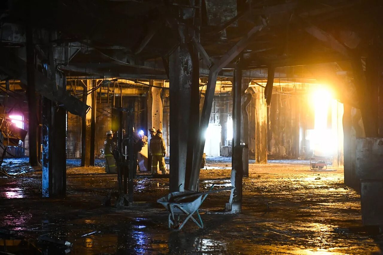 Зимняя вишня кемерово сейчас. Зимняя вишня до и после. Тц зимняя вишня после пожара внутри здания. Зимняя вишня после пожара. Сгоревшая зимняя вишня.