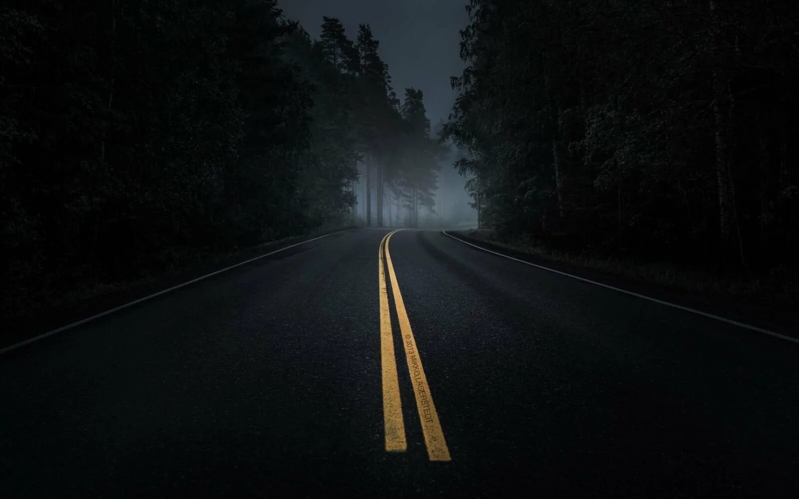 Дорога полная света. Ночная дорога. Темная дорога. Трасса ночью. Дорога в лесу.
