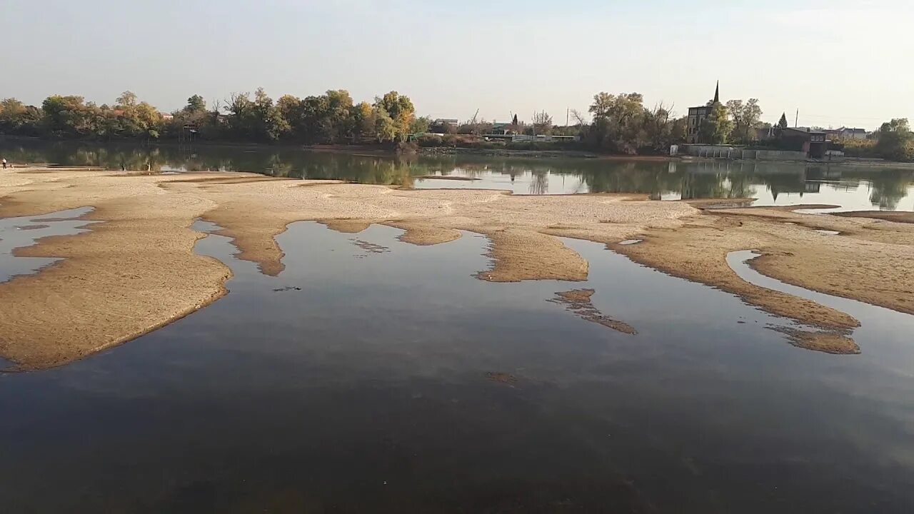 Уровень воды сегодня в реке кубань краснодар. Река Кубань обмелела Краснодар. Пересохшая река Кубань. Река Кубань Юбилейный микрорайон. Разлив реки Кубань.