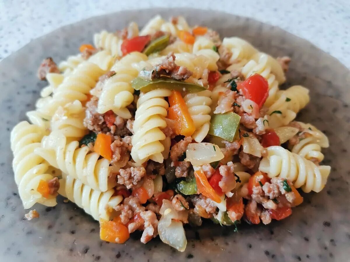 Как вкусно сделать макароны по флотски. Макароны по флотски с овощами. макароны по-флотски классический. макароны по флотски с мясом. макароны спиральки по флотски.