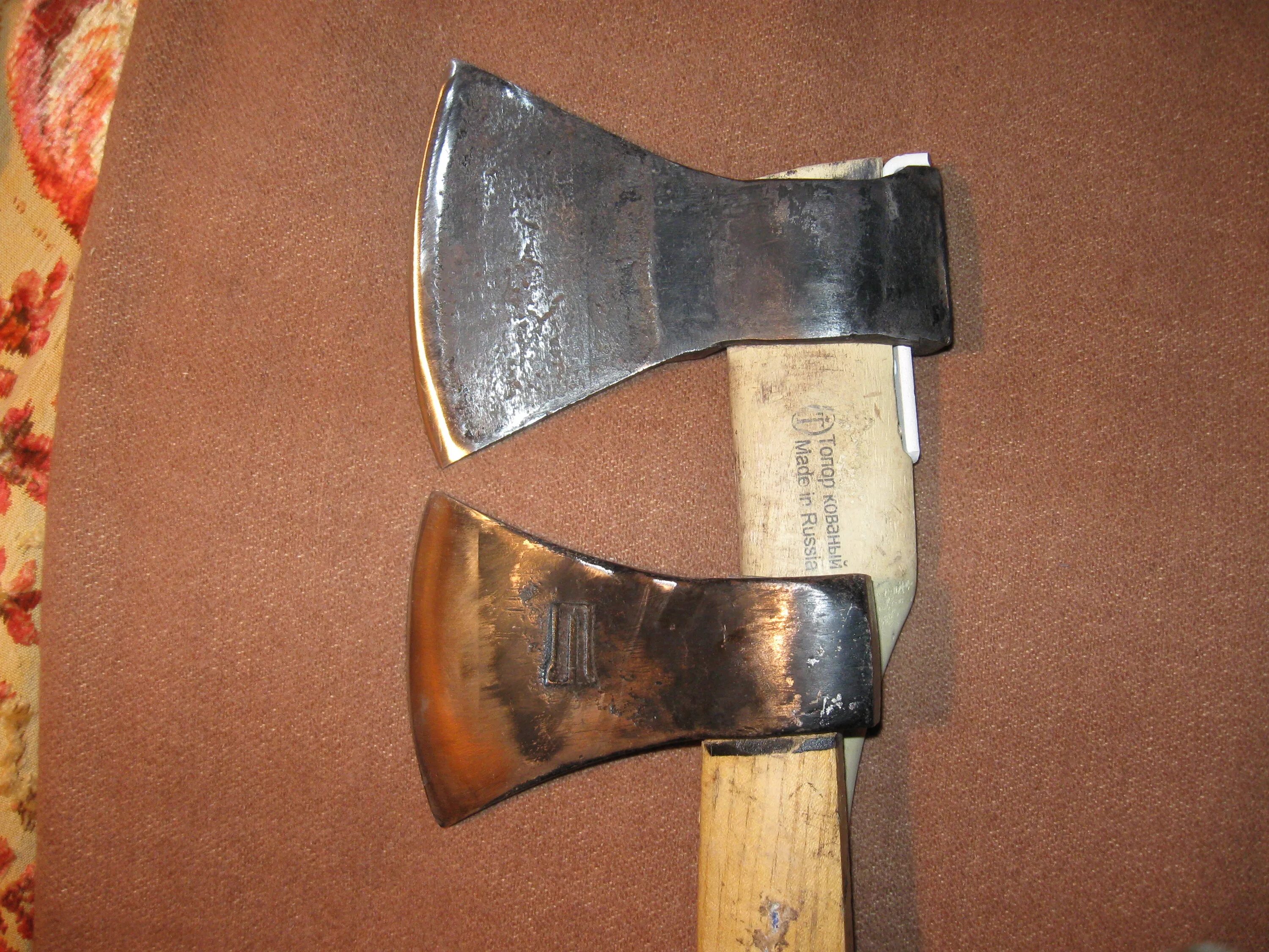Топор деревенский. Деревня топоры. Деревня топоры. Топоры с клеймом п и л. Клеймо на топоре л.