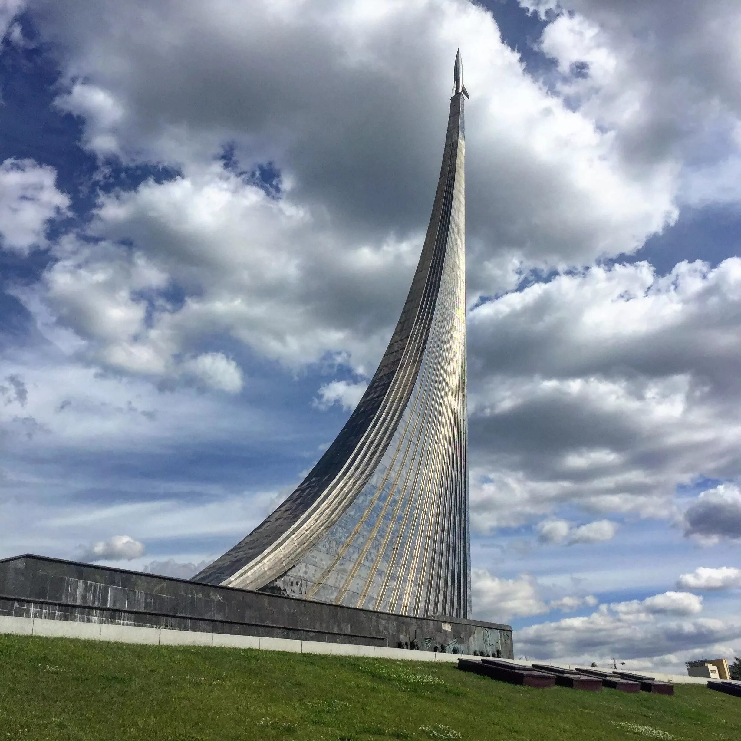 Памятник первому полету в космос. Памятник-Обелиск «покорителям космоса» — Москва. Памятник покорителям космоса на ВДНХ.