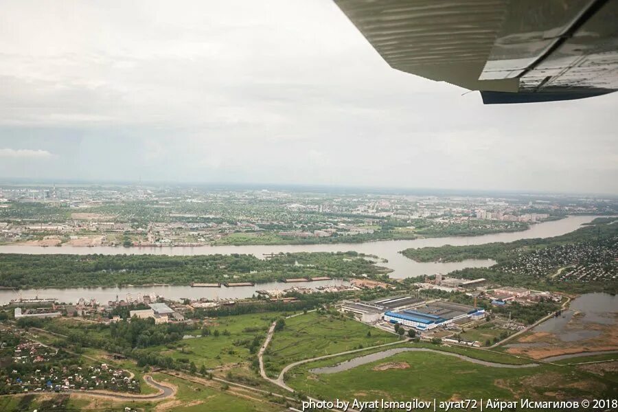 Полет на самолете омск. Полёт над Омском. Полёт над городом Омск. Самолет над Иртышом. Полеты над Ейском.