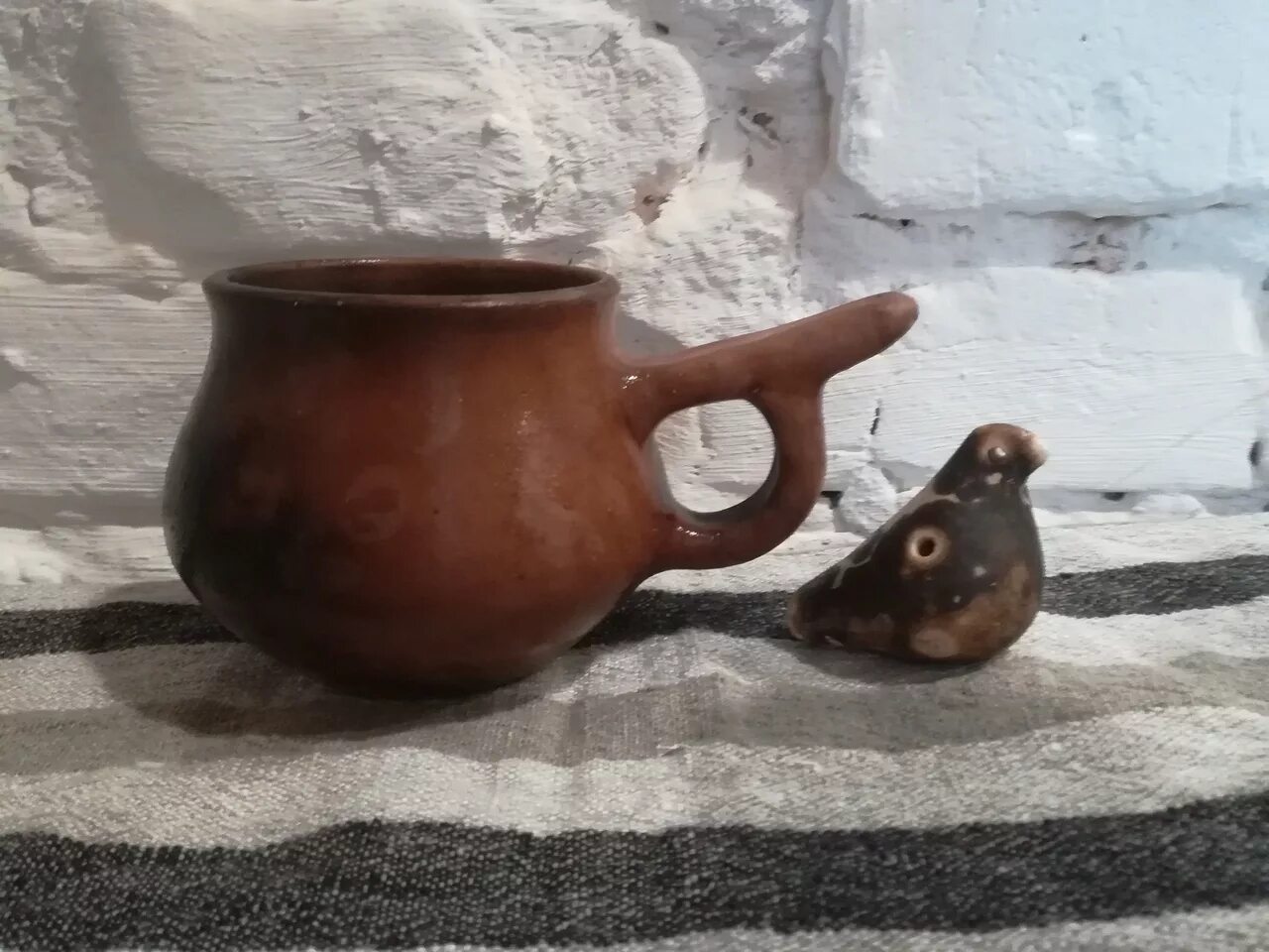 Керамика молочение. Красная глина молочение. Молочение керамики. Молочение глиняной посуды. Керамика молочение и глазурь.
