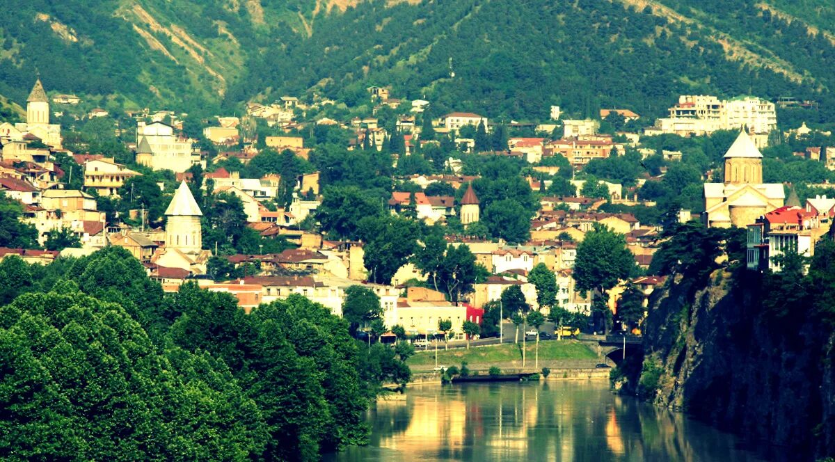 инжирное ущелье тбилиси. тбилиси в мае. сионский сквер тбилиси. тбилиси. грузия столица 2021.