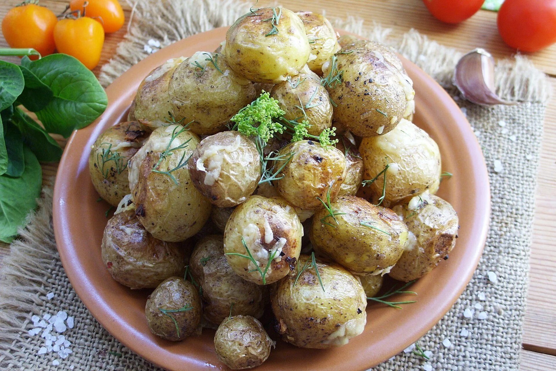 Запечь картошку целиком в кожуре. Кожура картошки. картофель в кожуре в духовке. молодой картофель в духовке в кожуре. молодая картошка.