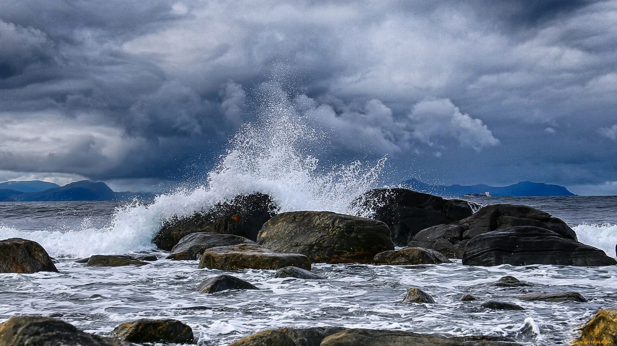 Волны разбиваются о берег. Баренцево море шторм. Норвегия шторм. Баренцево море волны. Баренцево море Норвегия.