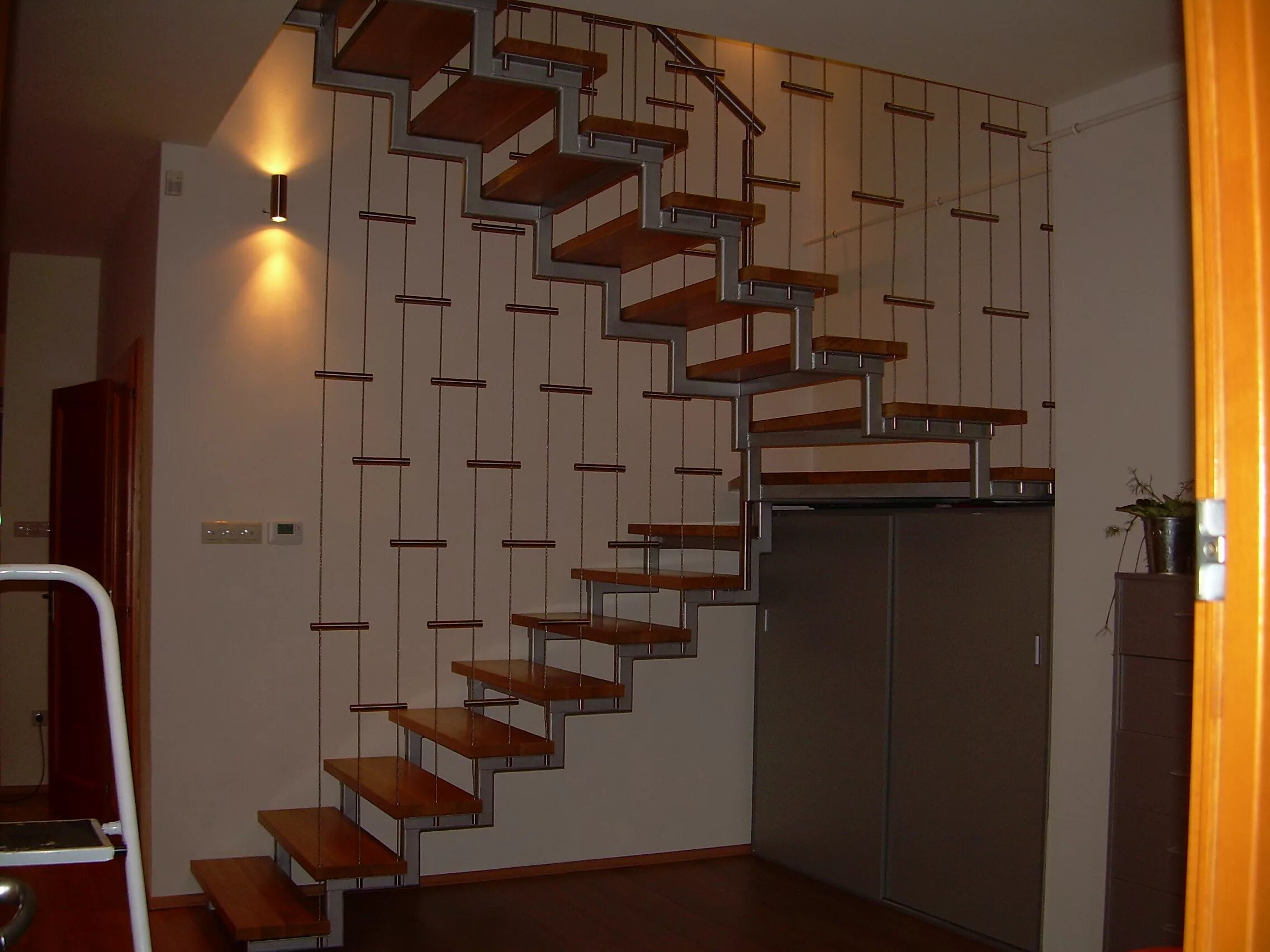 Профильная лестница на второй этаж. Лестница на 2 этаж на косоурах. Лестница 2 косоура металл. Лестница на второй этаж на косоурах. Лестница с косоуром на второй этаж в доме.