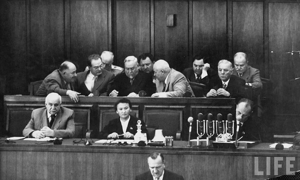 Члены политбюро в 1953 году. Съезд коммунистической партии брежнев ссср. Берия маленков хрущев. Президиум цк год. Президиум цк кпсс 1952.
