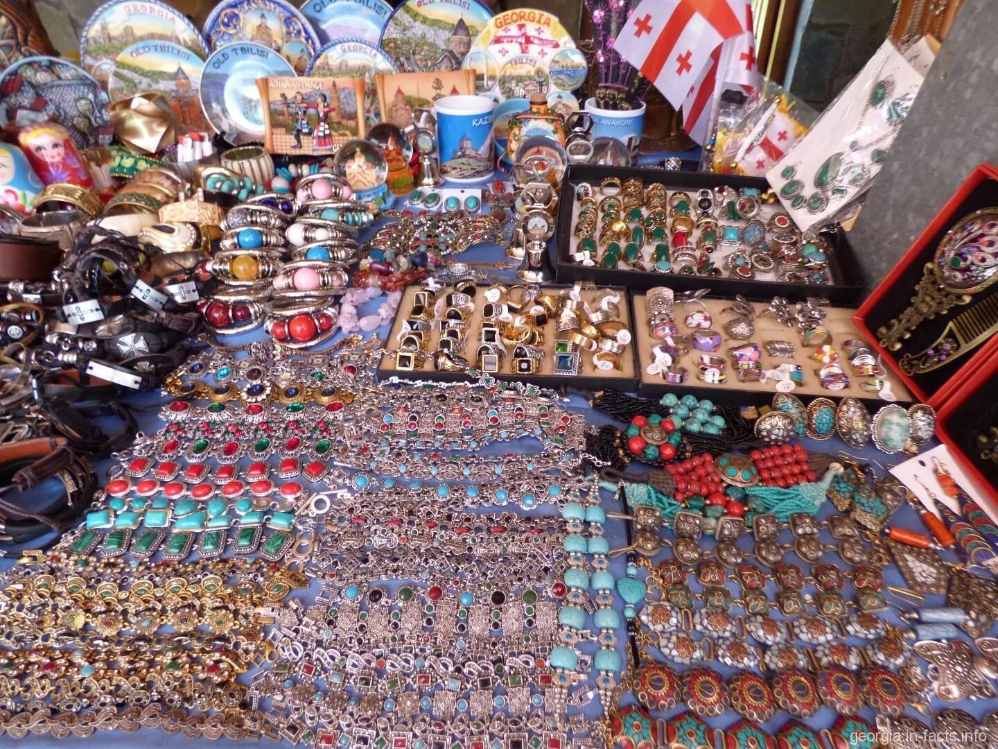 Сувениры грузии. Блошиный рынок в грузии. Абхазские сувениры. Рынок лило в тбилиси. Абхазские сувениры.