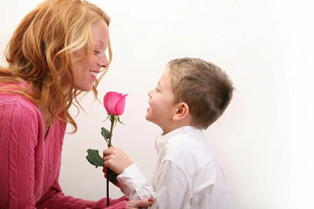 Какое воспитание сына. Мальчик дарит цветы маме. Цветы для мамы. Мать с ребенком. Ребенок дарит цветы маме.