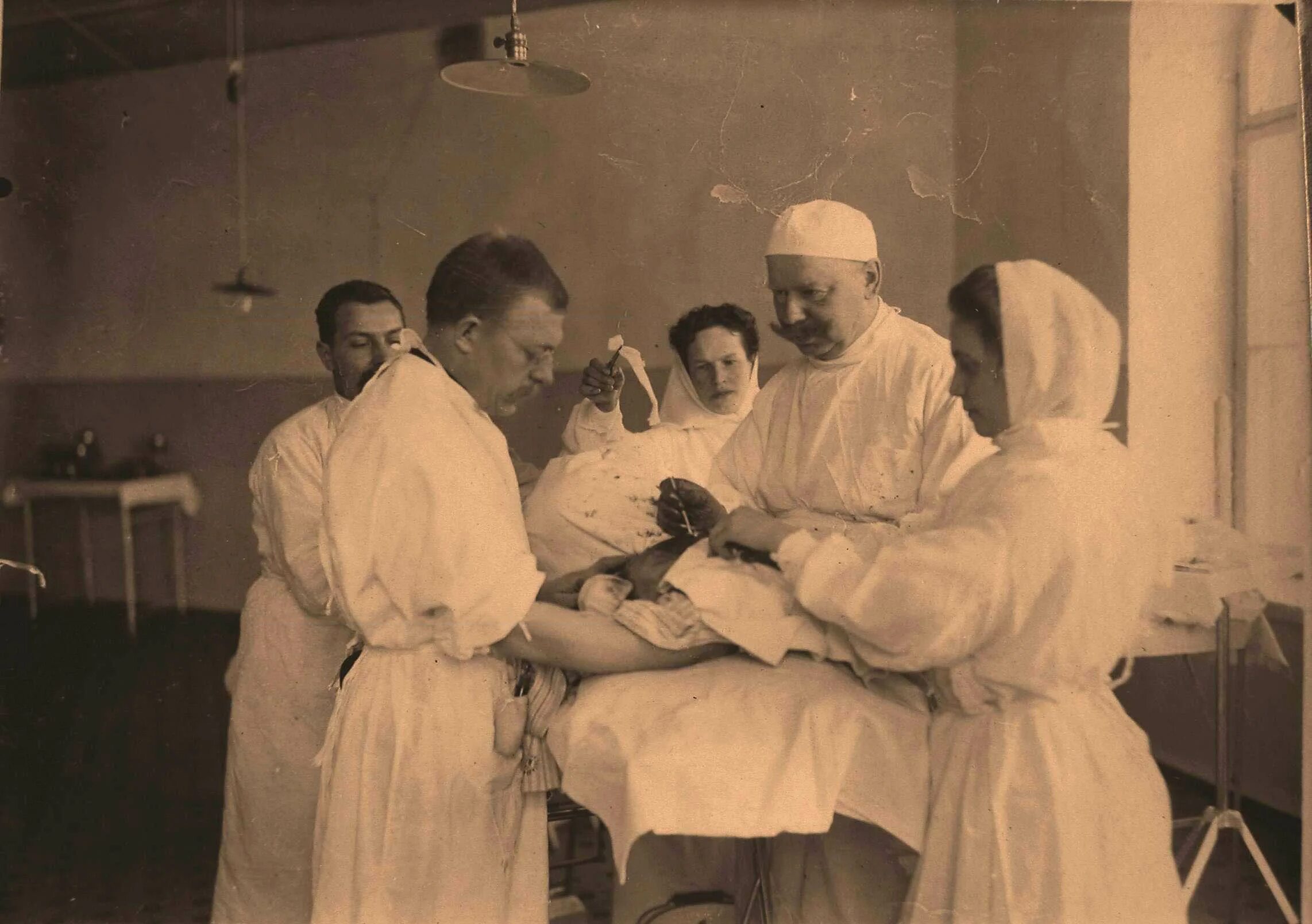 Госпитали рф. Сестра милосердия в госпитале. Сёстры милосердия в первой мировой войне. Императорская Адмиралтейская госпиталь.