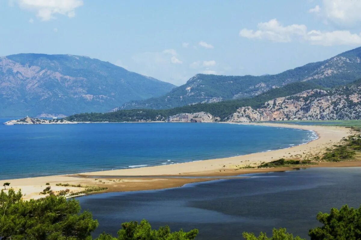 Слияние эгейского и средиземного морей в турции. Средиземное море родос. Поцелуй двух морей эгейского и средиземного. Стык эгейского и средиземного морей турция. Изтузу дальян.