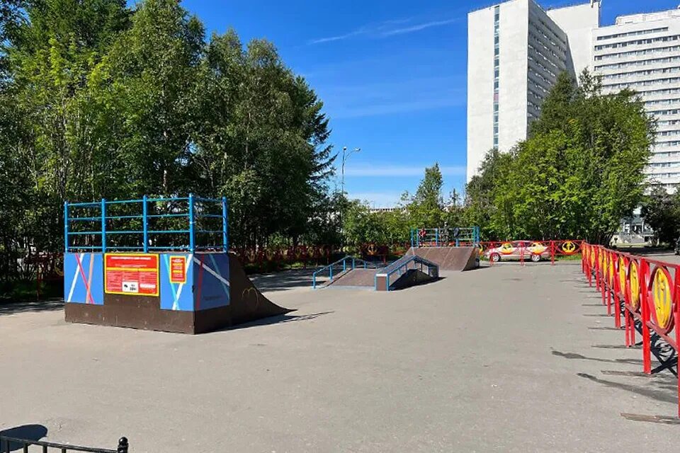 Скейт парк мурманск долина уюта. Скейт парк мурманск. Скейт парк мурманск. Скейт парк в долине уюта. Скейтпарк мурманск 2023.