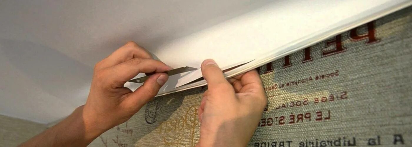Как заклеить натяжной потолок своими руками. Ремонт натяжных потолков после пореза. разрыв полотна натяжного потолка. починить натяжной потолок после пореза. надрыв полотна натяжного потолка.