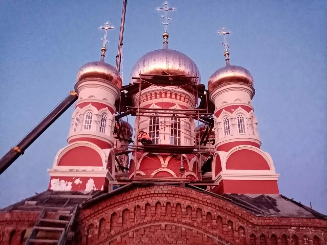 Храм христианства розового цвета. Шкатулка стеклянная ромбы и купол. Шкатулка стекло "ромбы и купол" белый с серебром 11х8,5х8,5 см. Монастырь святых апостолов (капернаум). Купол храма.