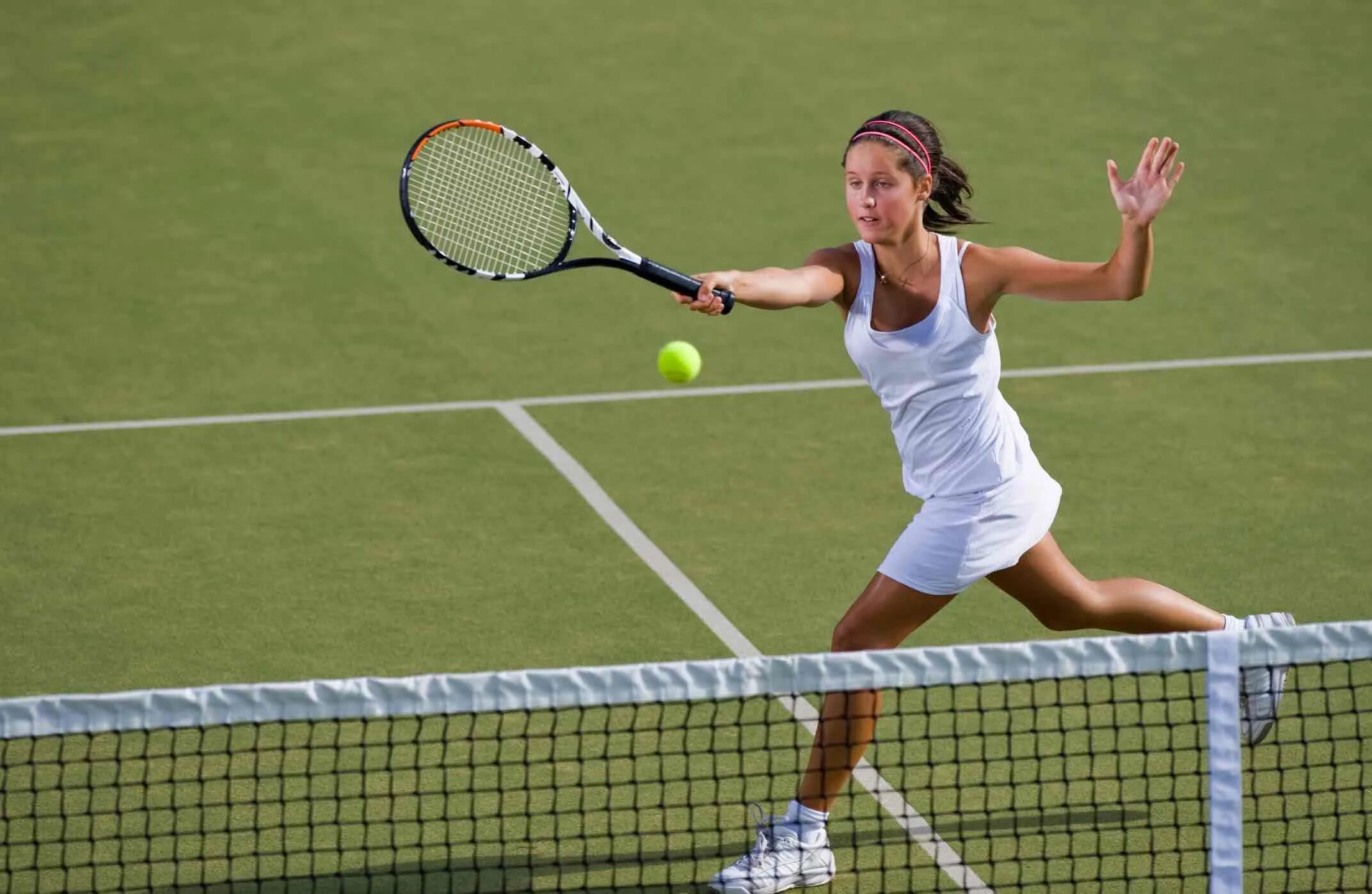 She plays tennis well. Теннис дети. Партнер для игры в теннис. Теннис спарринг. Теннисистка в полный рост.