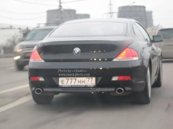 На блатных номерах катит бэха