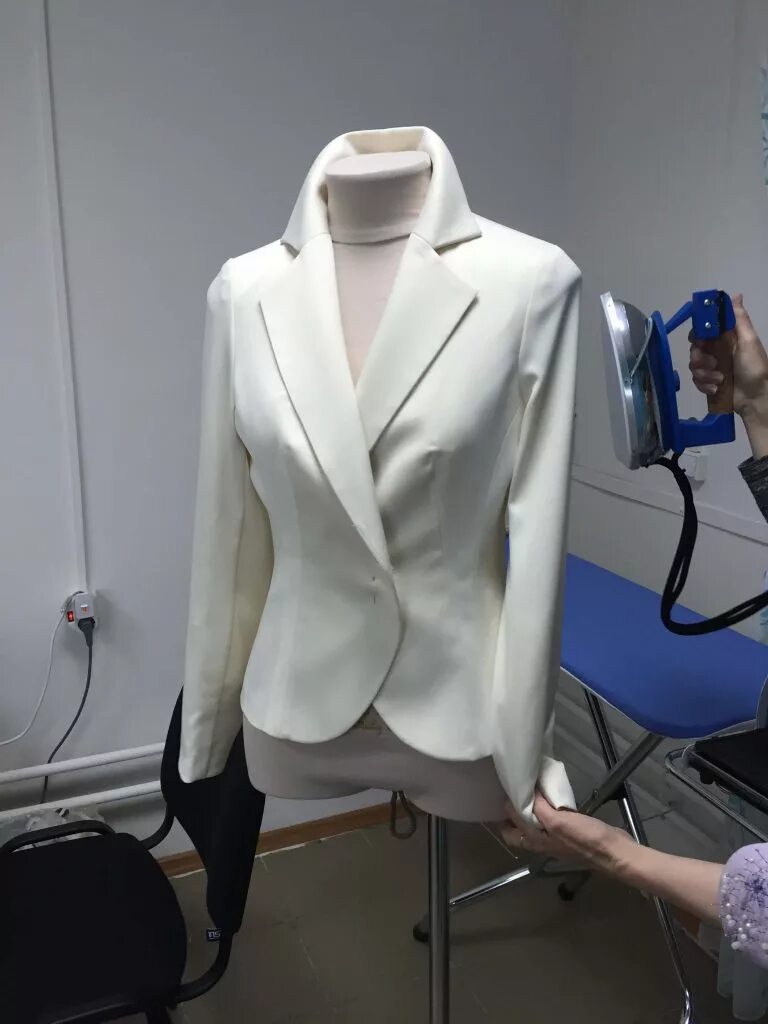 женские платья на манекене. эксклюзивный пошив одежды. классический сталь в одежде. пошив женских костюмов на заказ. классический стиль одежды.