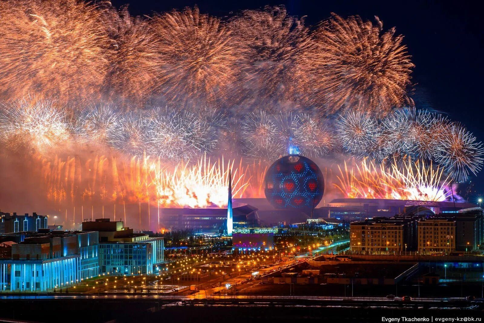 Выходные в астане. Астана салют. Салют новогодний Астана. Астана 2017 год. Экспо в Казахстане ночью.