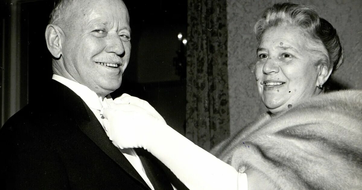 М шолохов лауреат нобелевской премии. Шолохов 1965 нобелевская премия. шолохов с женой на вручении нобелевской премии. шолохов на вручении нобелевской премии.