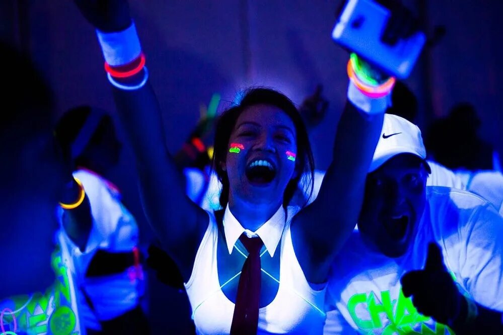 Включи клуб свет. Неоновая вечеринка. Неоновая дискотека. Ультрафиолетовая вечеринка. Вечеринка неоновый свет.