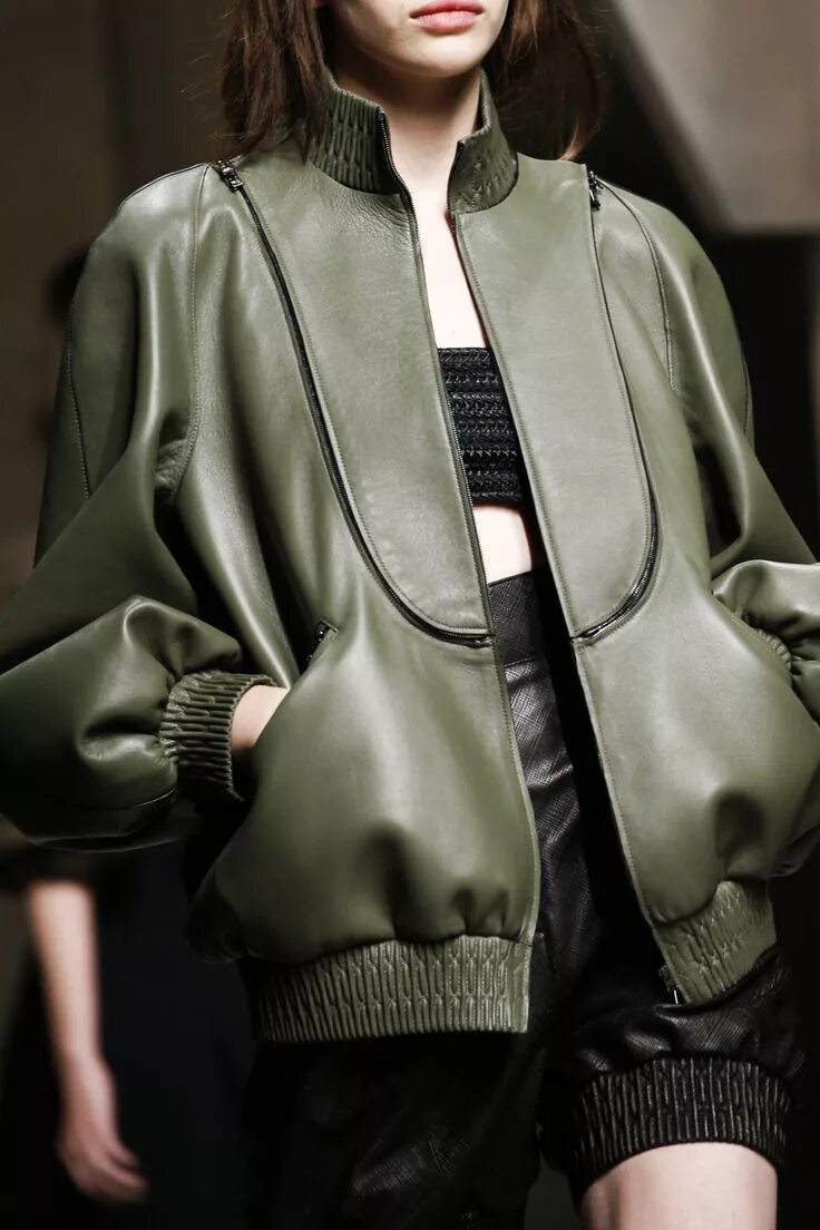 Какая кожа в моде. Fendi кожанка. бомбер фенди. кожаная куртка фенди подиум. куртка оверсайз фенди женская.