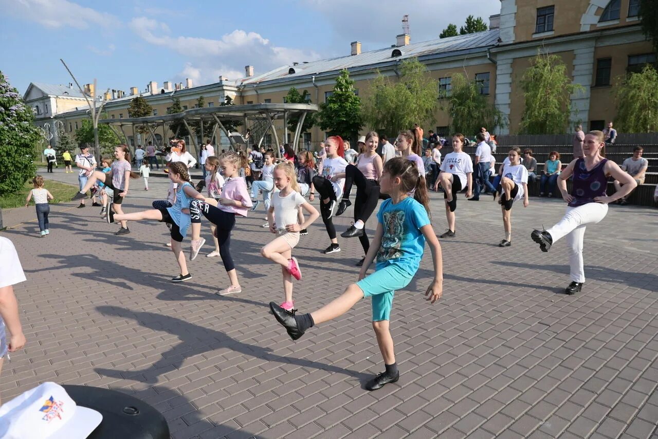 Рок н ролл урок. Акробатический рок-н-ролл казань. акробатический рок-н-ролл буги-вуги. человек рок н ролл. урок в парке.