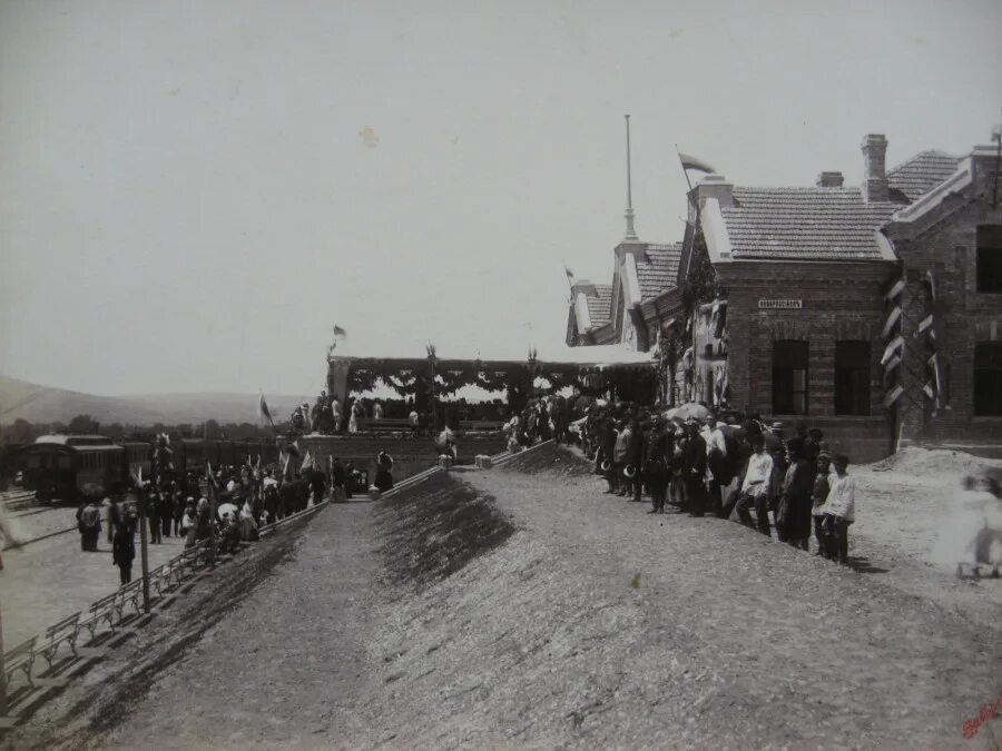 Вокзал Новороссийска 1888 года. Железная дорога Екатеринодар Новороссийск. Новороссийск 1838 год. Старый вокзал Новороссийска.