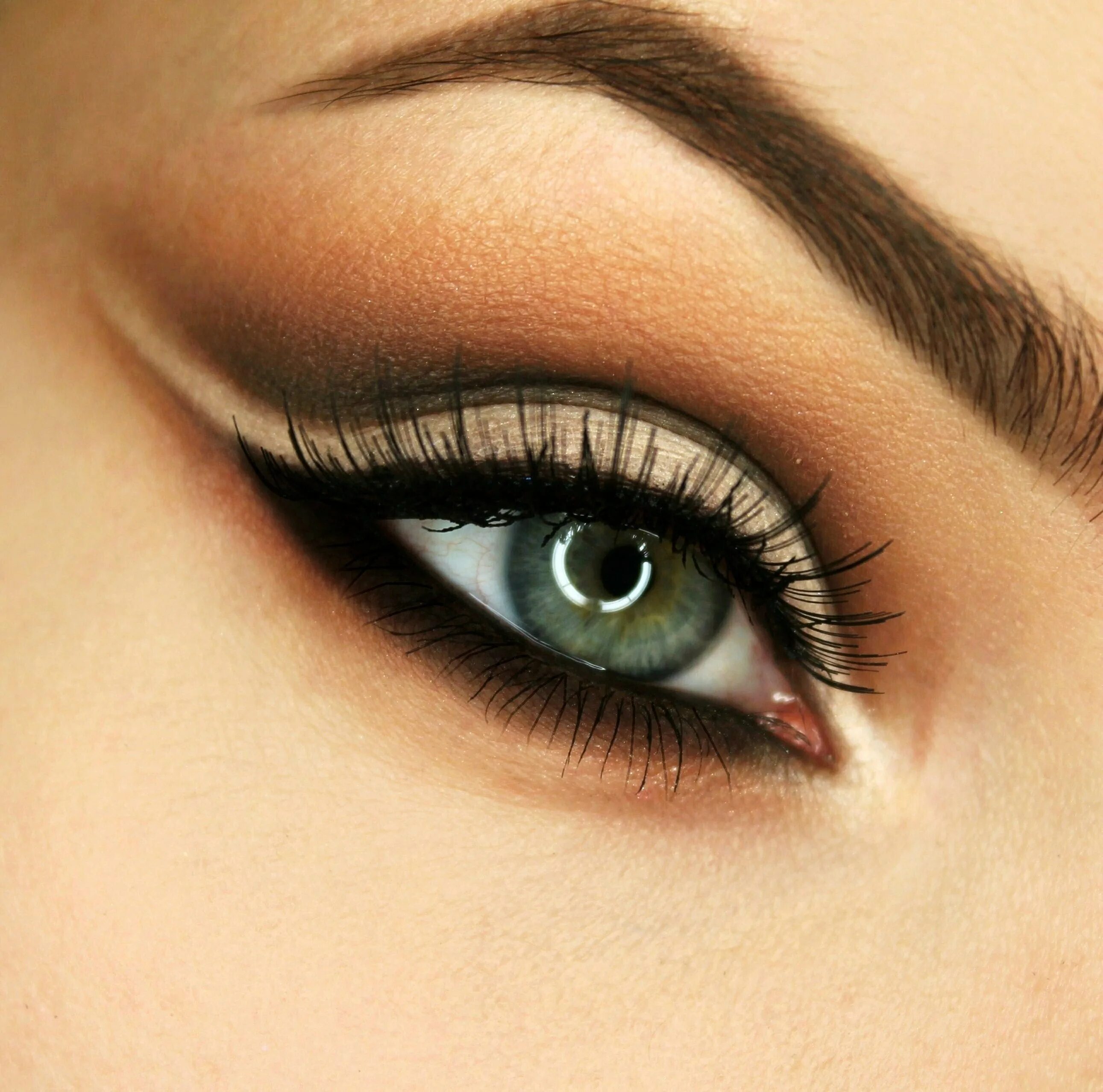 Смоки изумрудные тени. Смоки айс макияж и каре. Макияж стрелки смоки айс. Смоки айс макияж. Смоки айс для зеленых глаз.