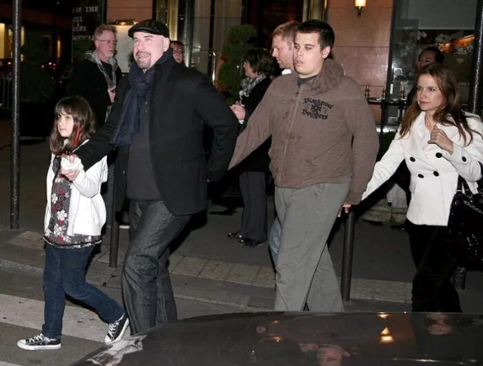 Джон траволта с женой и детьми фото John Travolta Finally Breaks His Silence Page 14 of 30 (With images) John trav