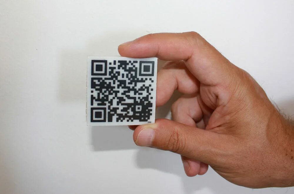 QR код. QR код на бумаге. Металлический QR код. Введение QR кодов. Qr код в залы