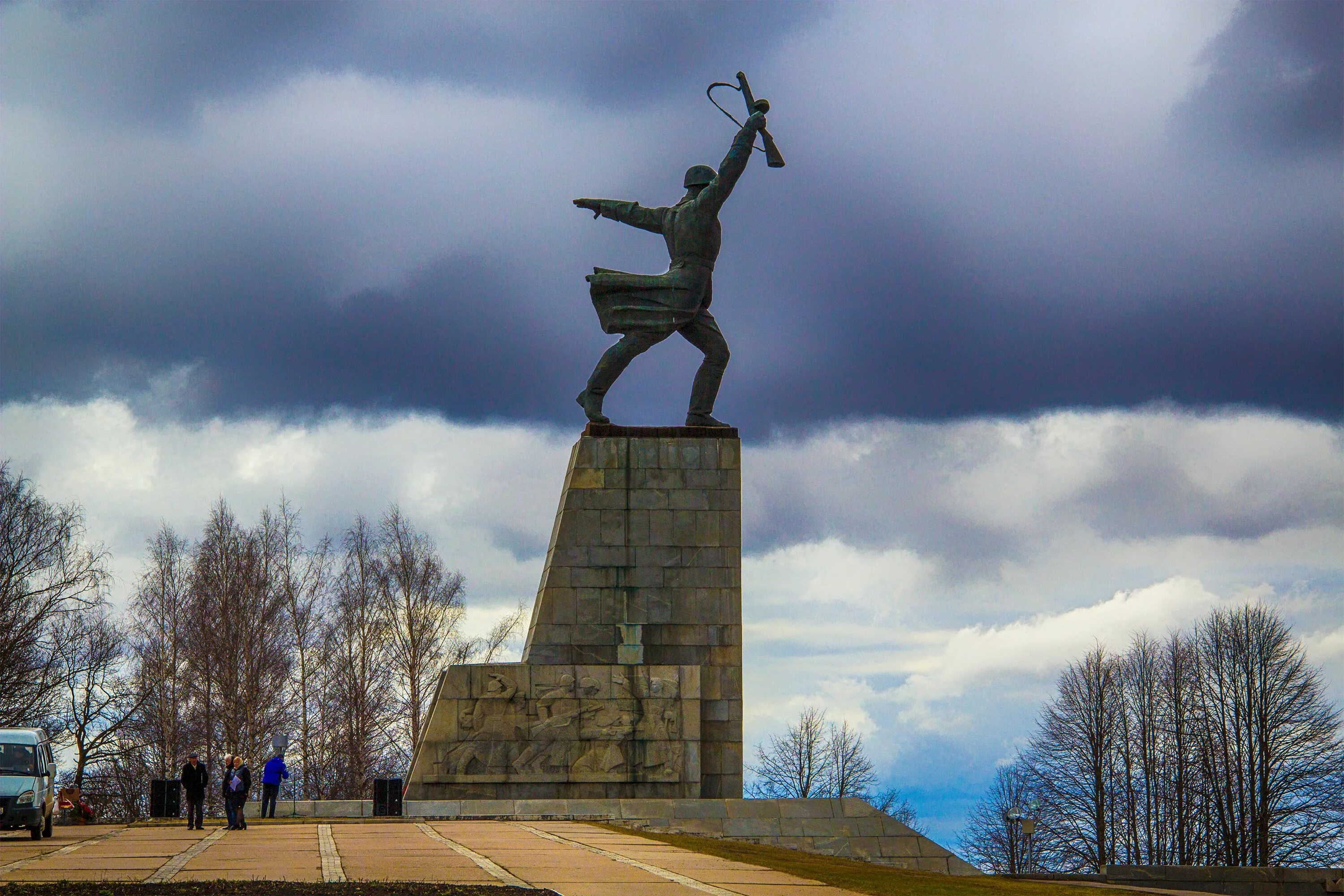 Яхрома стоит. Дмитров мемориал Перемиловская высота. Мемориал Перемиловская высота в Яхроме. Памятник Яхрома Перемилово. Перемиловская высота в Яхроме.