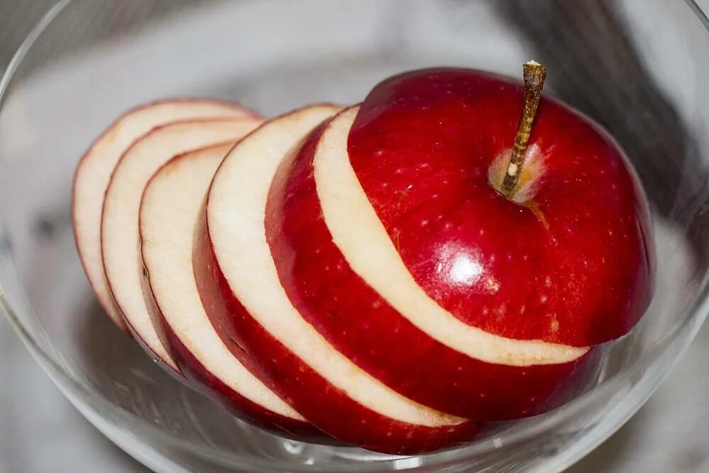 Как нарезать яблоки на стол. Нарезанные яблоки. Красиво нарезать яблоко. Карвинг из яблока. Красиво нарезать яблоко.