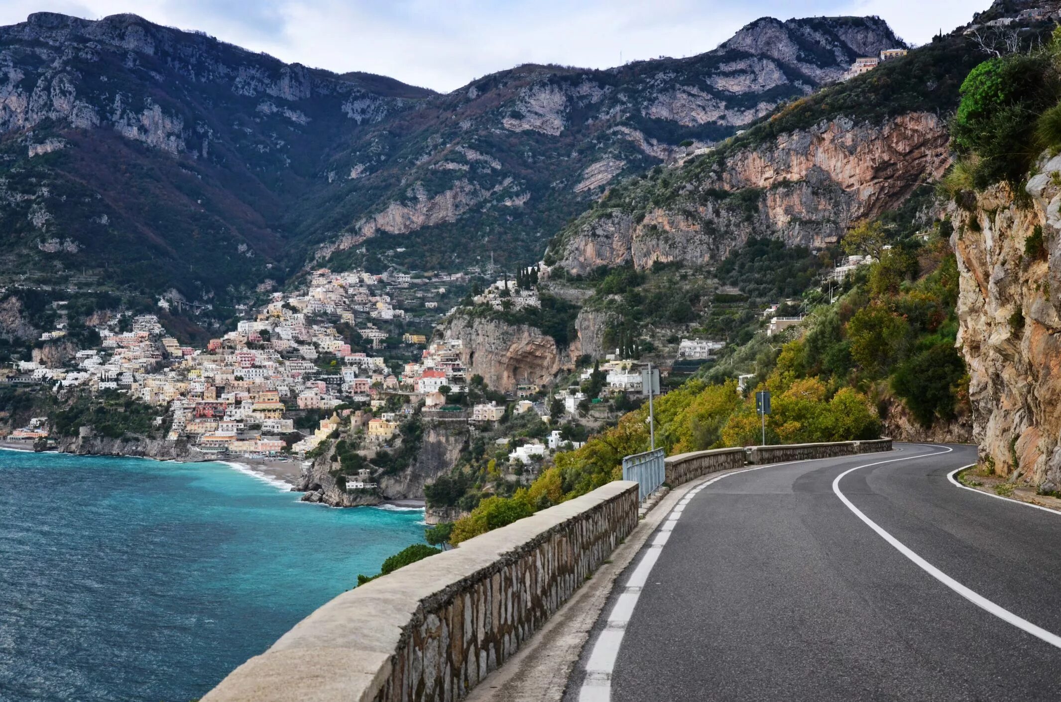 Итальянский автомобиль napoli. Рим неаполь на машине. Неаполь амальфи. Люди на улицах неаполя. Неаполь фото города и улиц.
